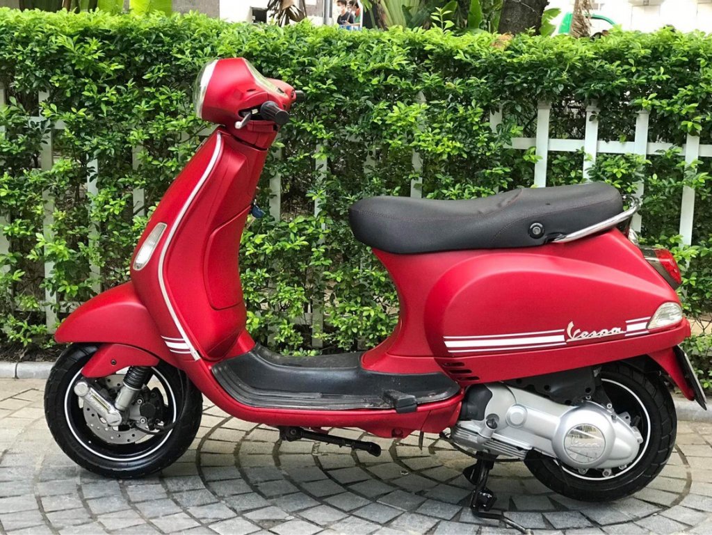 VESPA ĐỎ  (1).jpg