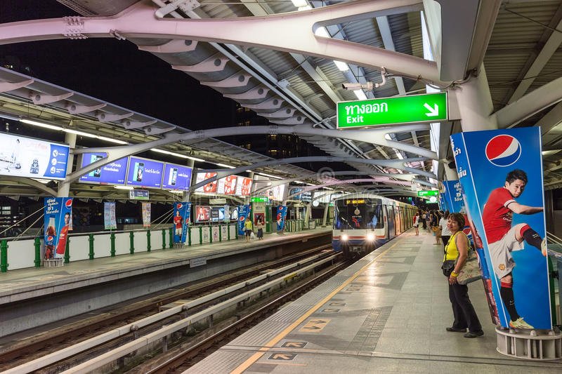 het-platform-van-bangkok-skytrain-53142383.jpg