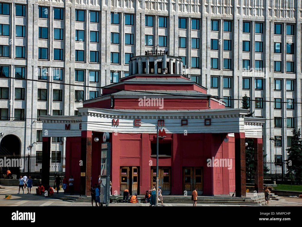 entrance-to-the-arbatskaya-station-on-the-moscow-metro-system-in-russia-MMPCHP.jpg