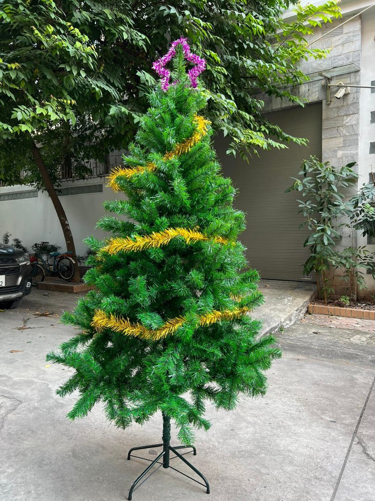 Cây thông Noel tán dày đế sắt cao 1.8m - hàng Việt Nam3.jpeg