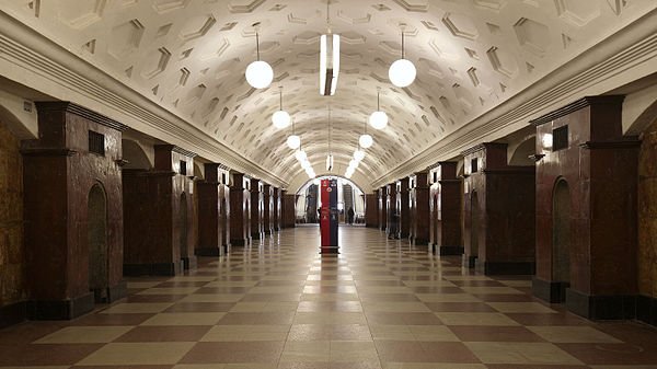 600px-Metro_Krasnye_Vorota.jpg