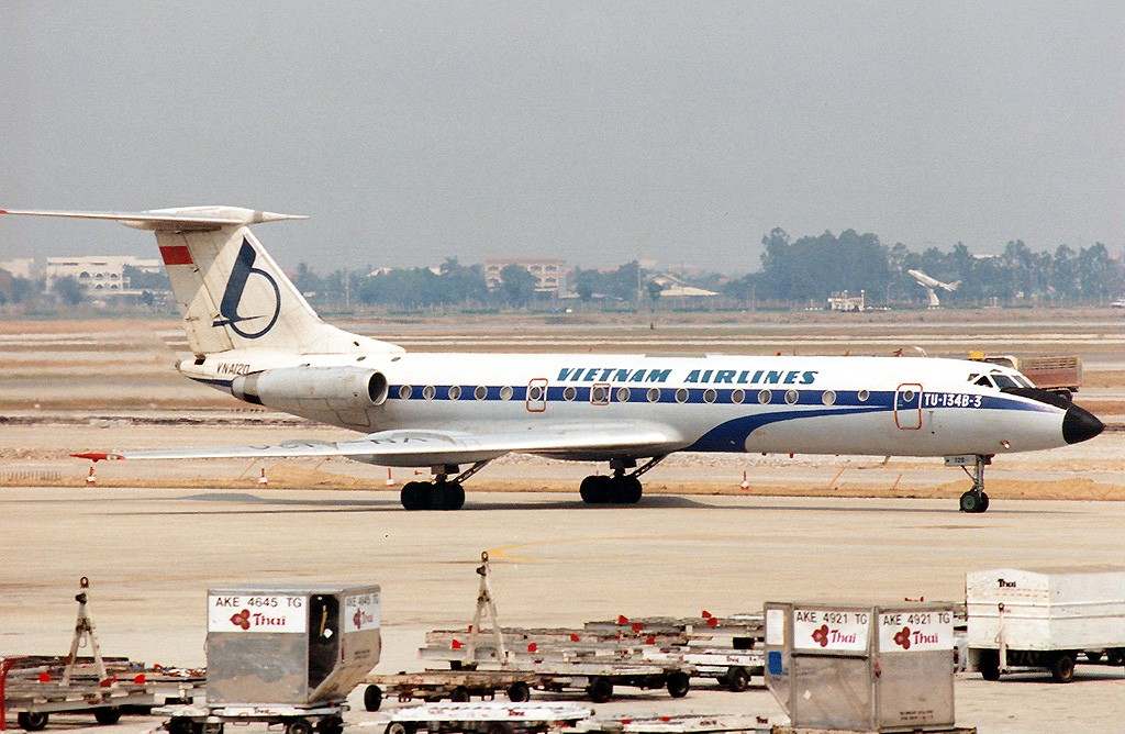 Vietnam_Airlines_Tu-134_VN-A120_BKK_1992-4-14.png