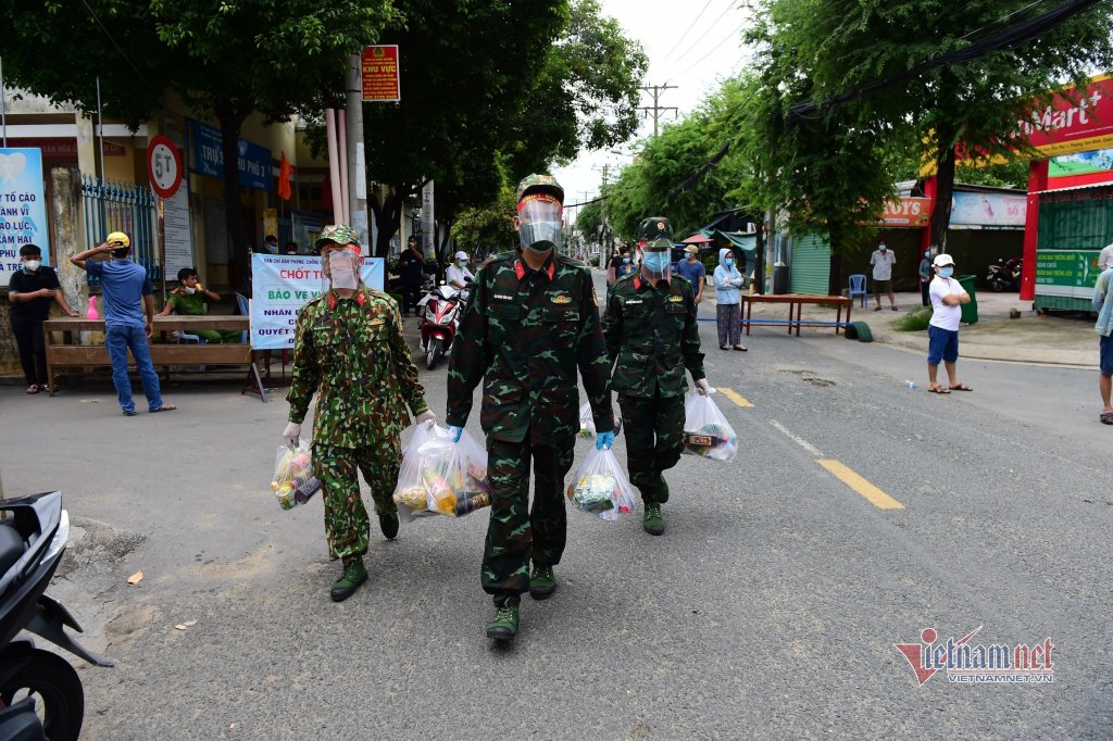 tu-lenh-quan-khu-7-giup-dan-chong-dich-la-nhiem-vu-chien-dau-trong-thoi-binh-1.jpg