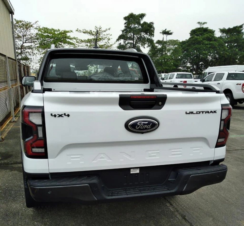 ford-ranger-2023-da-ve-viet-nam-man-hinh-lon-nhu-nuoc-ngoai-dai-ly-da-nhan-dat-coc-danvietvn-4...jpg