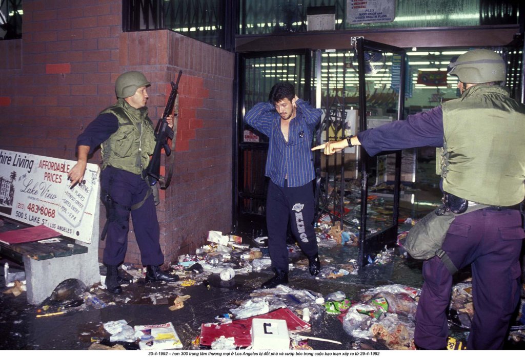 1992 Los Angeles riots (60).jpg