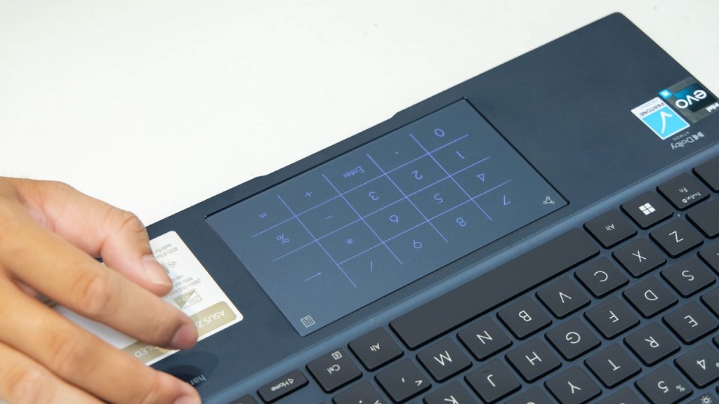 Zenbook Q409ZA keyboard.jpg