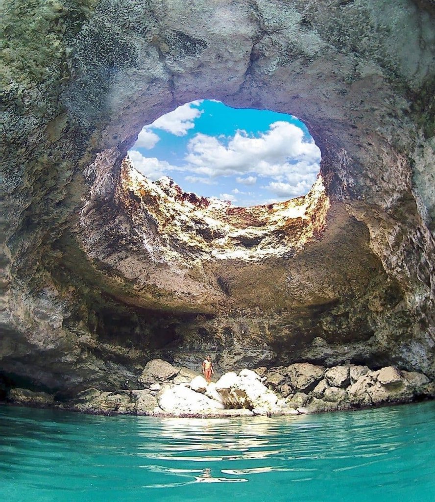 Grotta Sfondata, Puglia, Italia.jpg