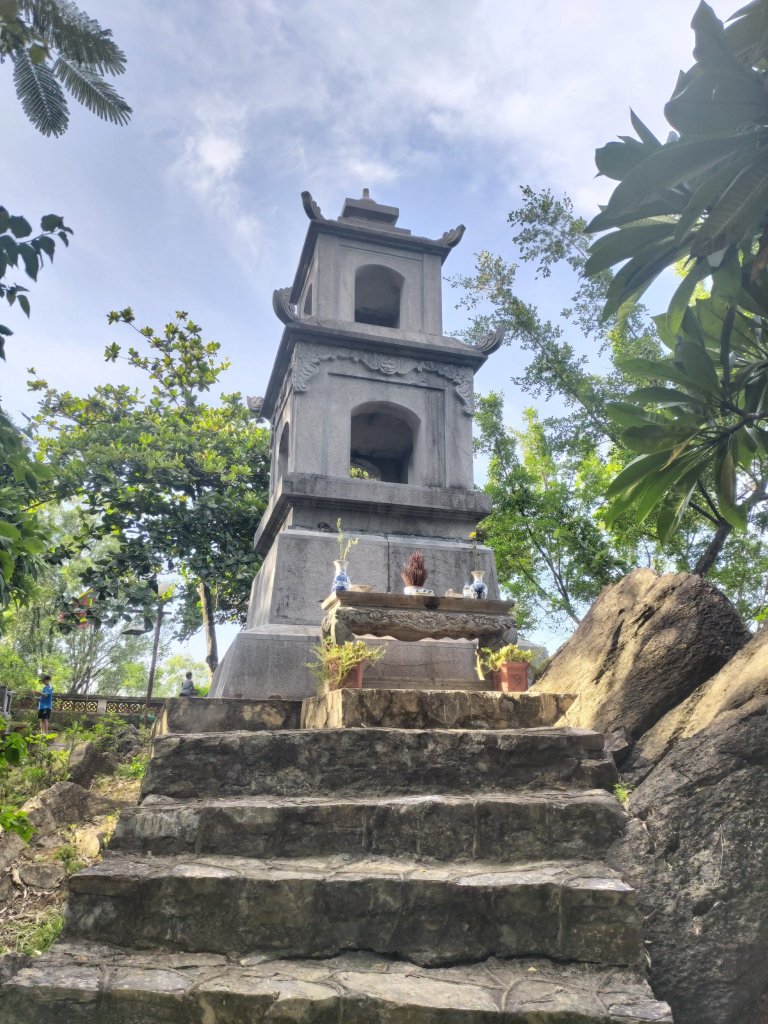 Tháp mộ Bà Triệu.jpg