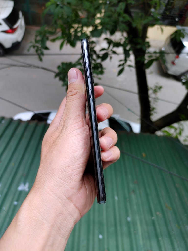 Sharp AQUOS Zero 2 (3) (Large).jpg