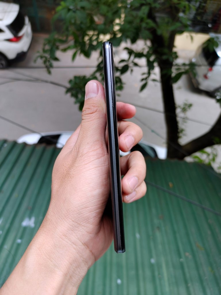 Sharp AQUOS Zero 2 (4) (Large).jpg