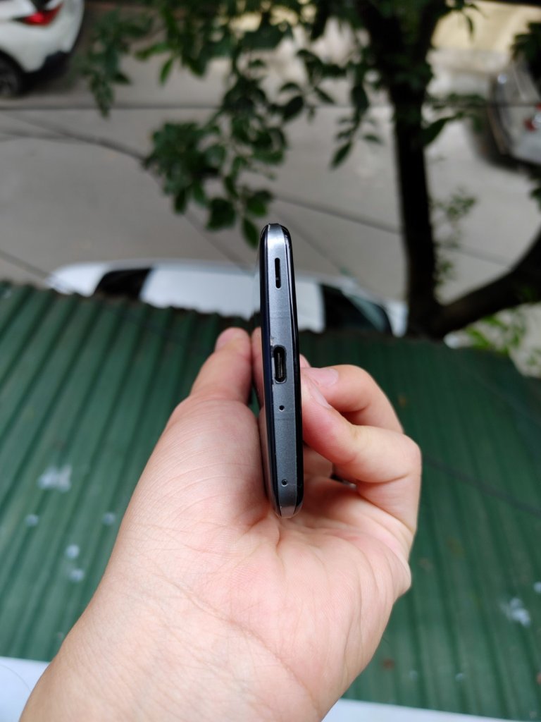Sharp AQUOS Zero 2 (5) (Large).jpg