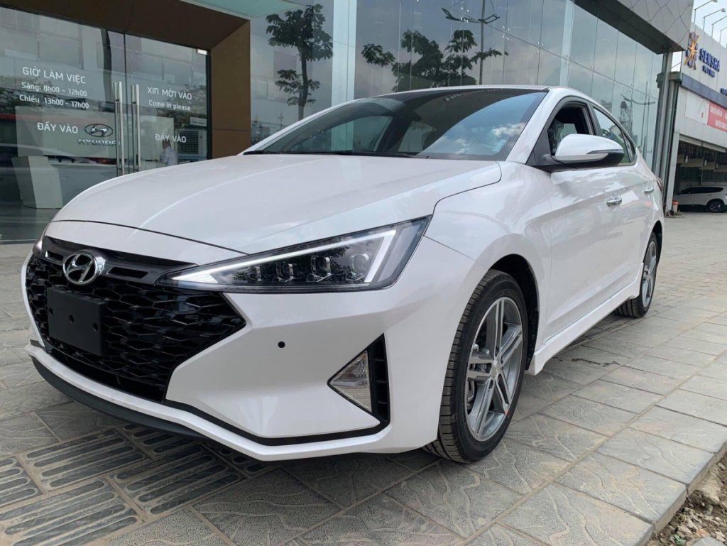 Hyundai Elantra 2019.jpg
