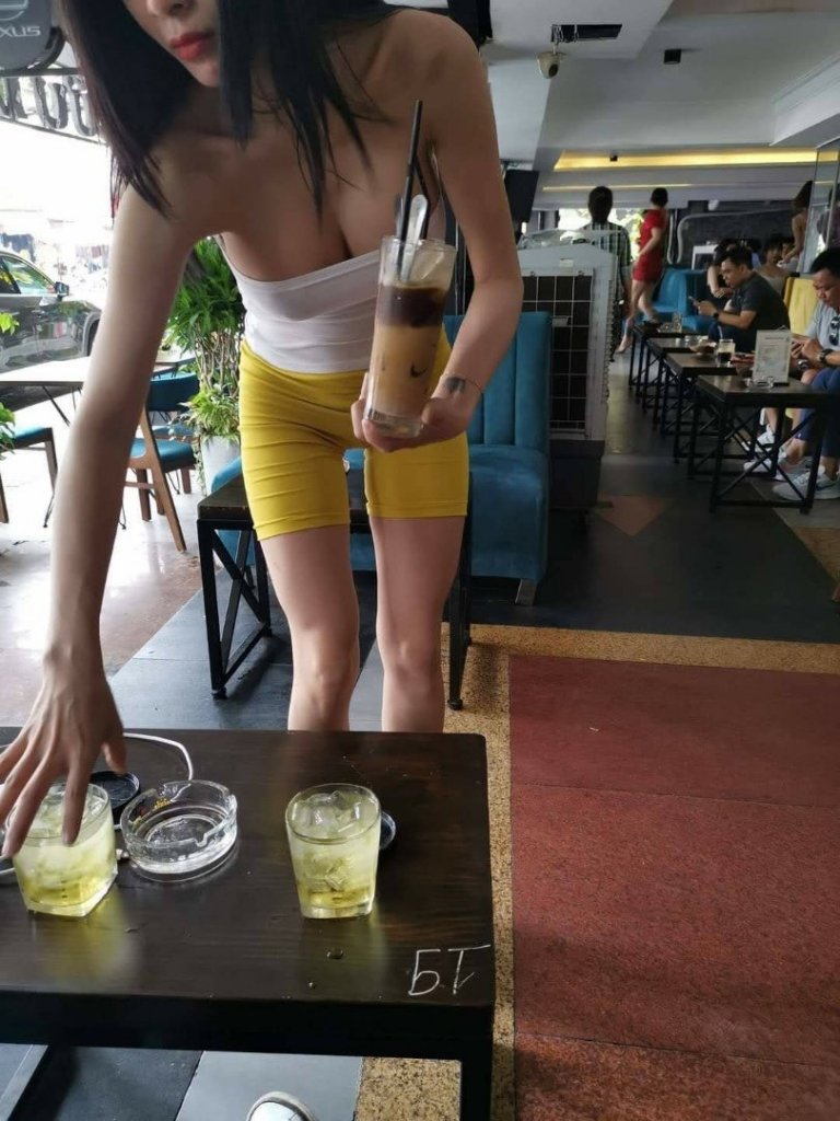 Gái PV cafe sữa đá.jpg