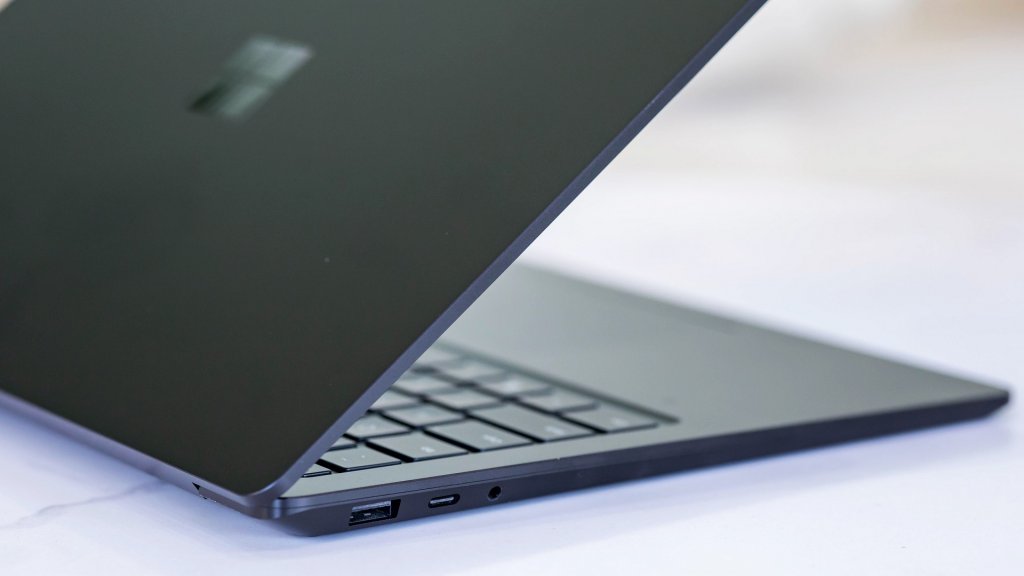 Surface laptop 3 black 4.jpg