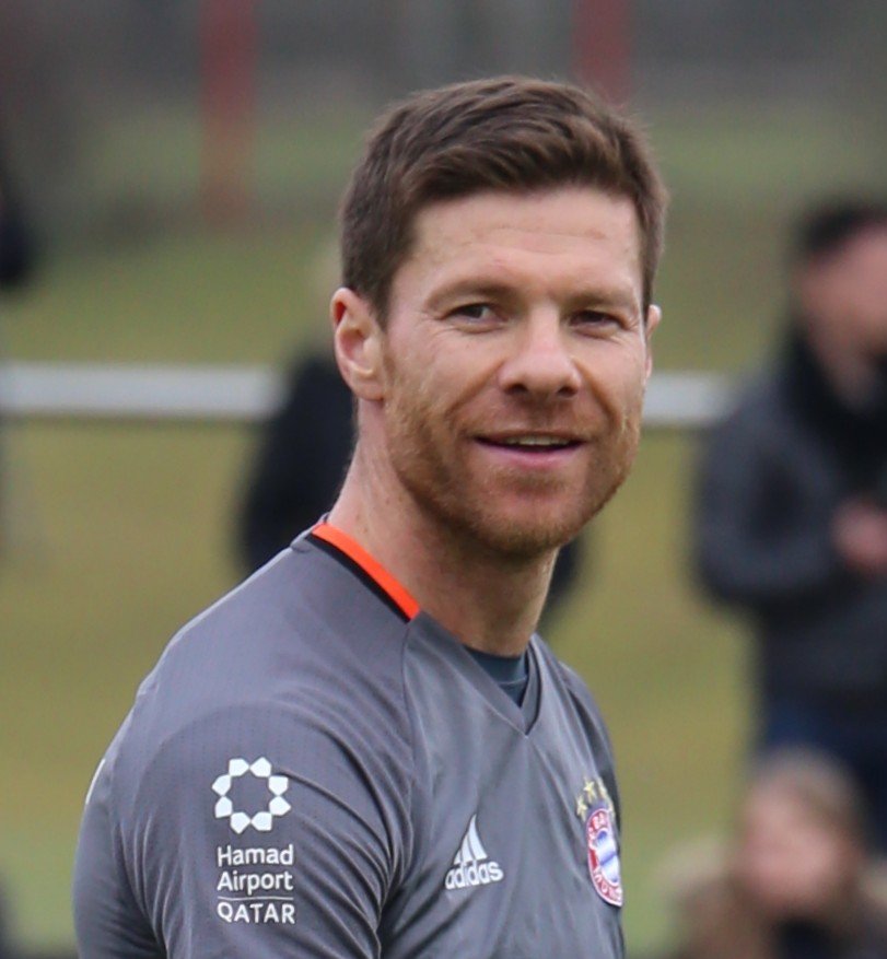 Xabi_Alonso_Training_2017-03_FC_Bayern_Muenchen-3_(cropped).jpg