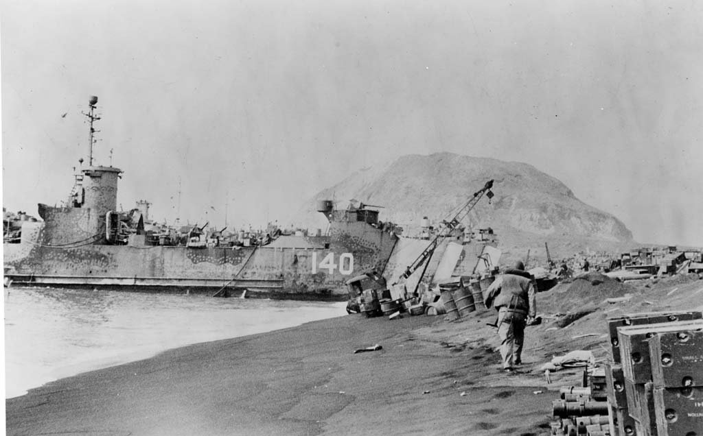 Iwo Jima 1945_2_21 (1).jpg