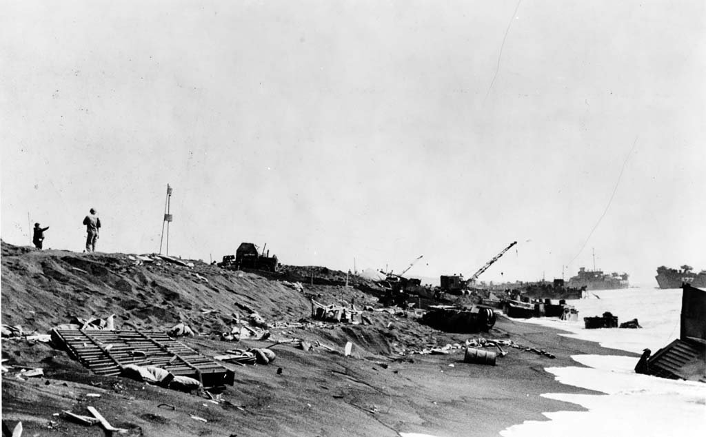 Iwo Jima 1945_2_21 (2).jpg