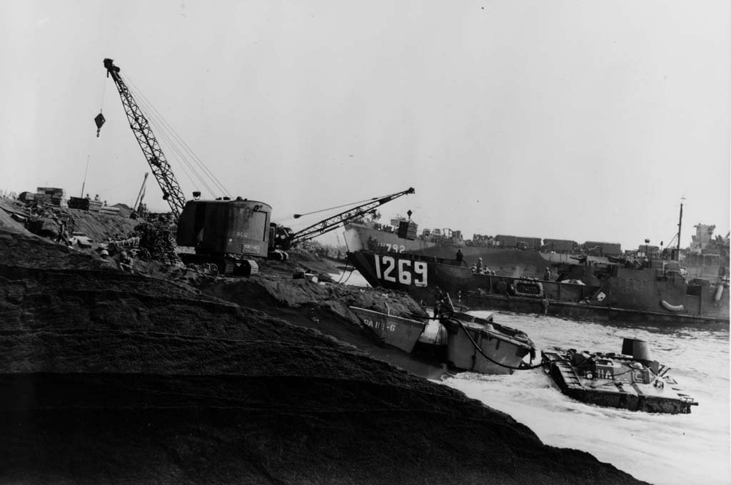 Iwo Jima 1945_2_22 (8).jpg