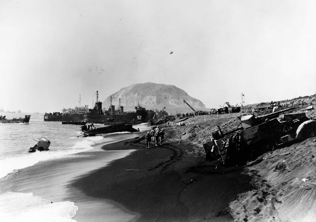 Iwo Jima 1945_2_22 (9).jpg