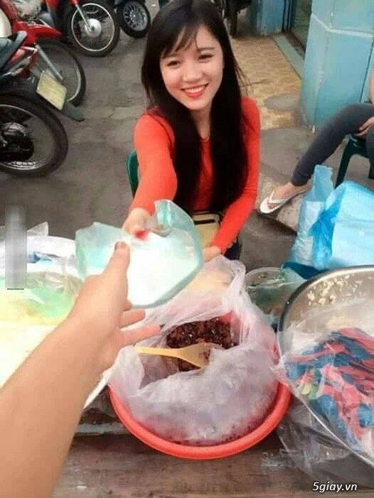 Vợ Ruaden bán xôi..jpg