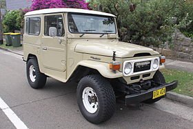 1980_Toyota_Land_Cruiser_(FJ40)_hardtop_(26042130985).jpg