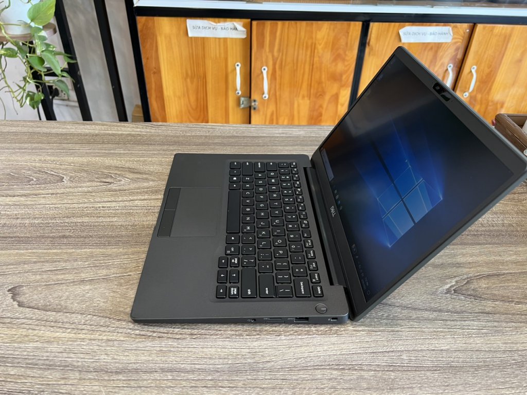 dell latitude 7300.jpg