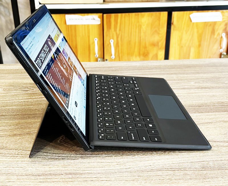 dell latitude 5290 table.jpg