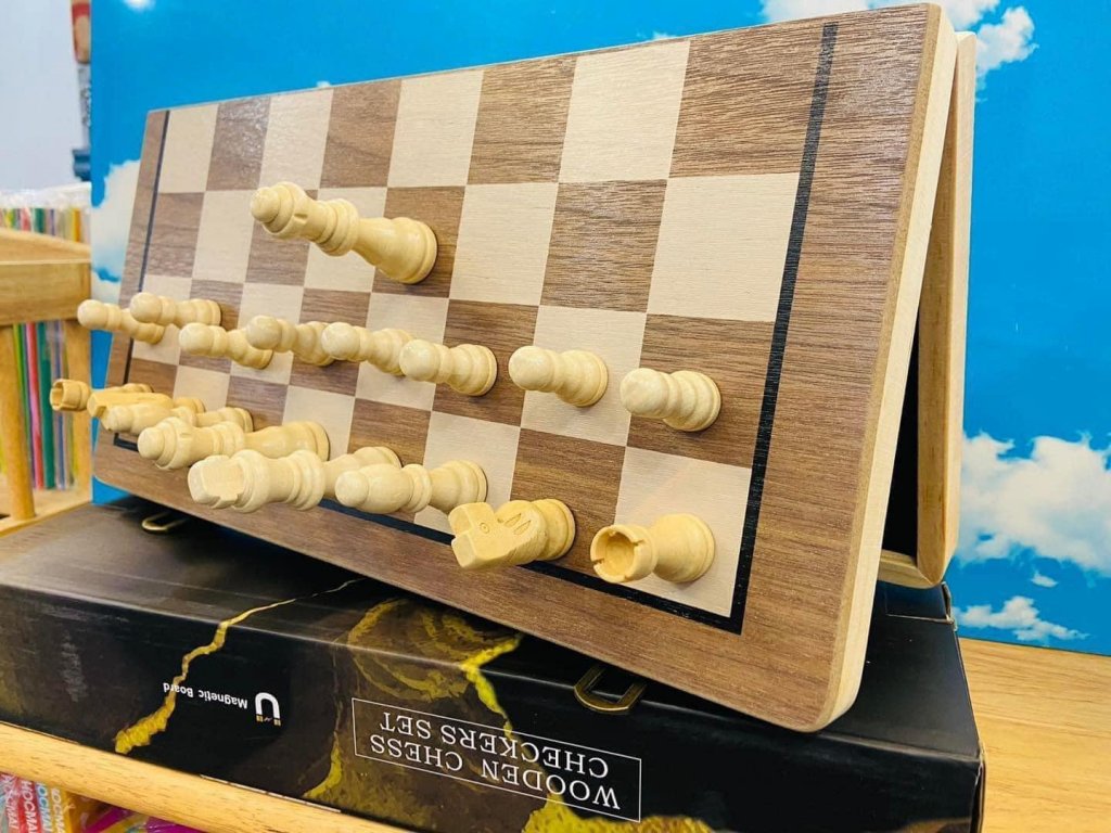 Bộ 2 trò chơi cờ vua có nam châm và Checkers bằng gỗ 40x40cm Playbea SKU P01317.jpeg