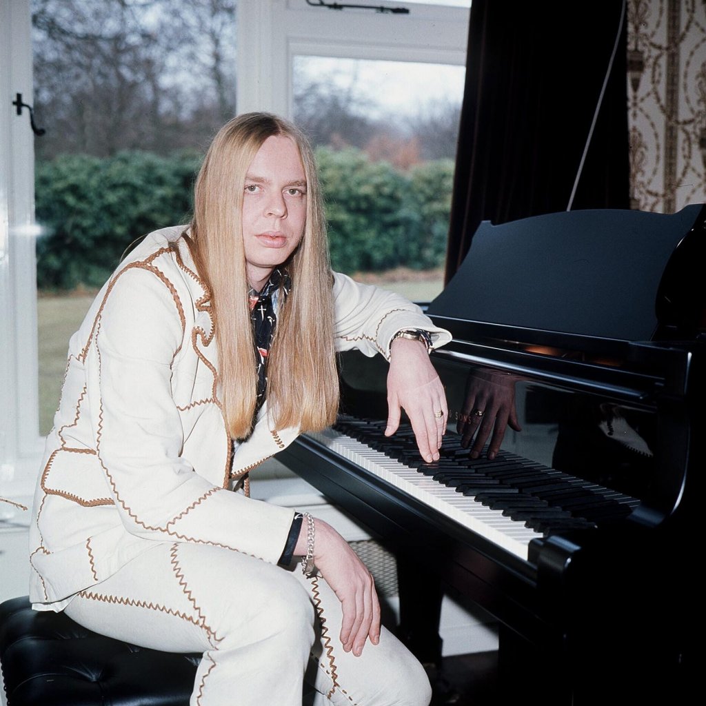 PD53364629-rick-wakeman-1975_trans_NvBQzQNjv4Bq4RXP9e5mBvpckDQ5pfmWSJNIwop8QxXESKAqTXncnRA.jpg