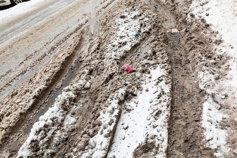 neige-sale-sur-la-voie-urbaine-après-des-chutes-de-108836542.jpg