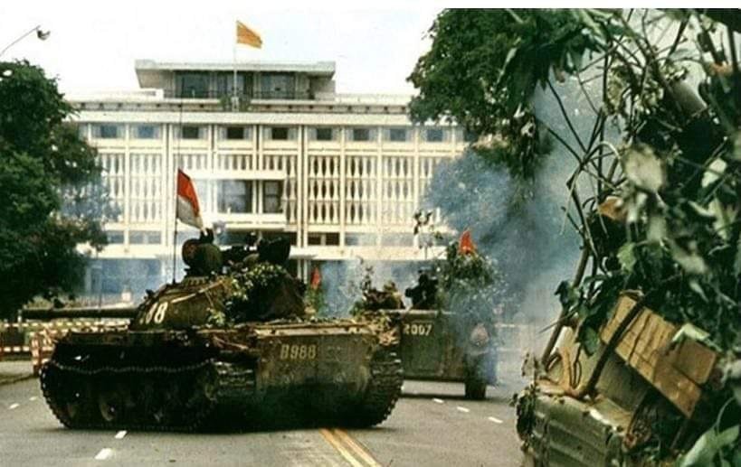 01-Khi cờ SG vẫn còn-và xe tăng đã vào.jpg
