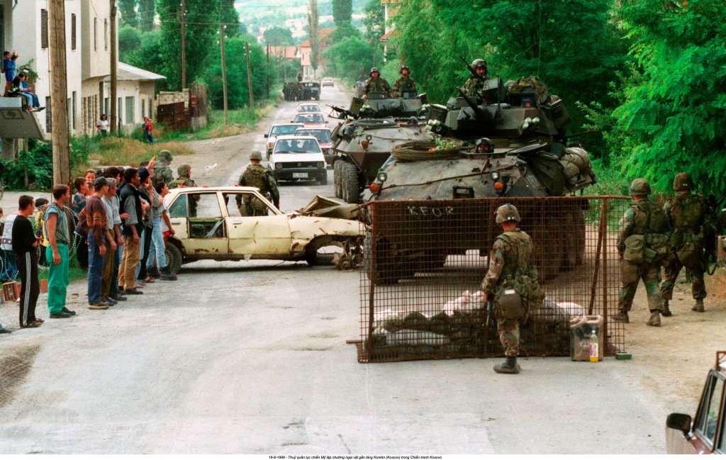 Kosovo 1999_6_16 (1).jpg