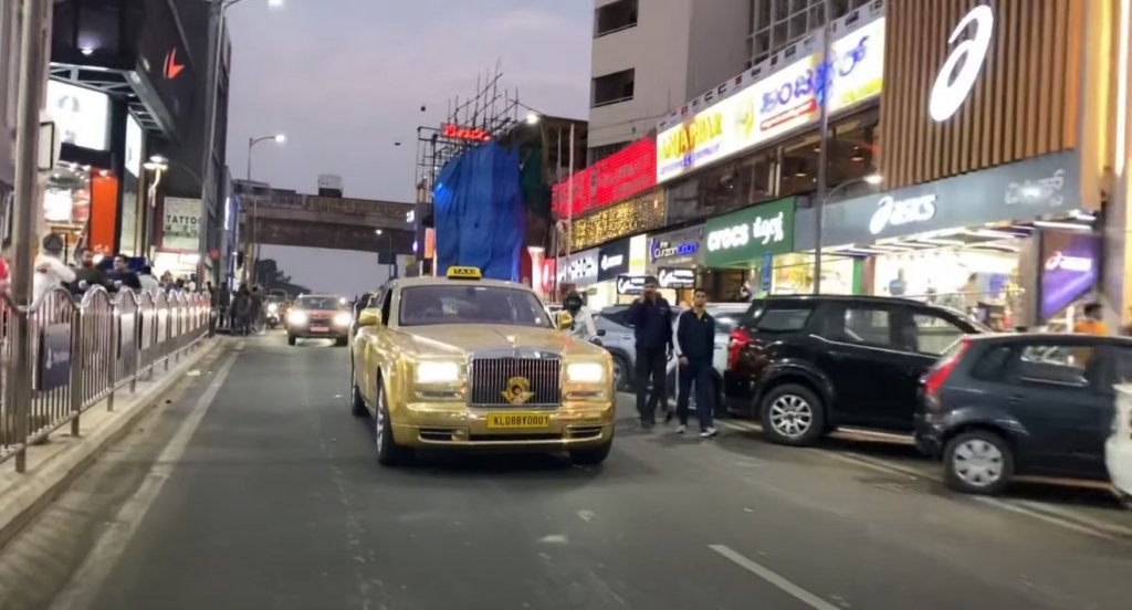 gold-rolls-royce-phantom-poorly-disguised-as-a-taxi-is-a-sure-way-to-get-attention8-1677655244...jpg