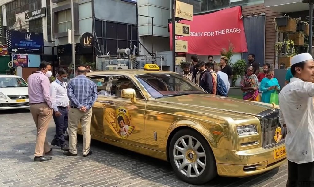 gold-rolls-royce-phantom-poorly-disguised-as-a-taxi-is-a-sure-way-to-get-attention5-1677655509...jpg