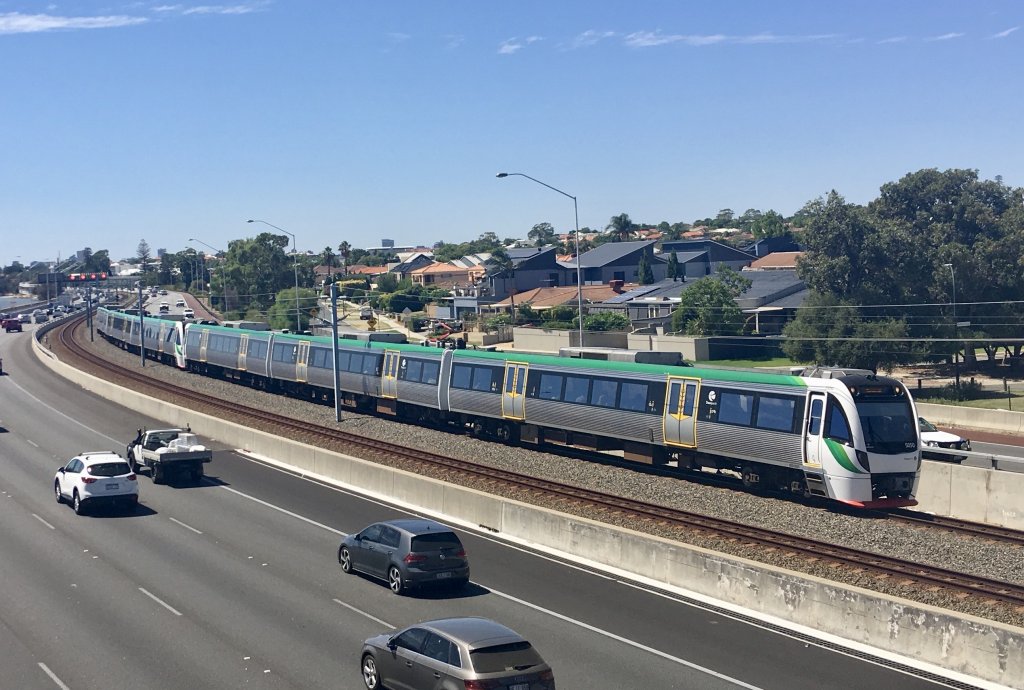 Transperth_B-series_train_on_the_Mandurah_Line_in_Como,_Western_Australia,_March_2022_05.jpg