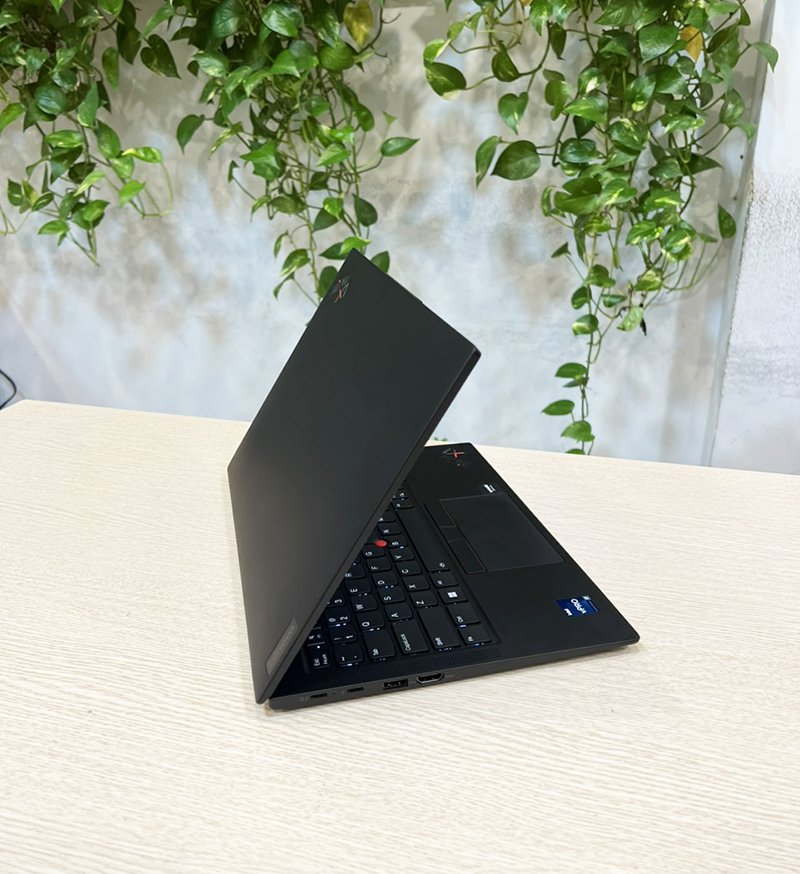 thinkpad x1 gen 10.jpg