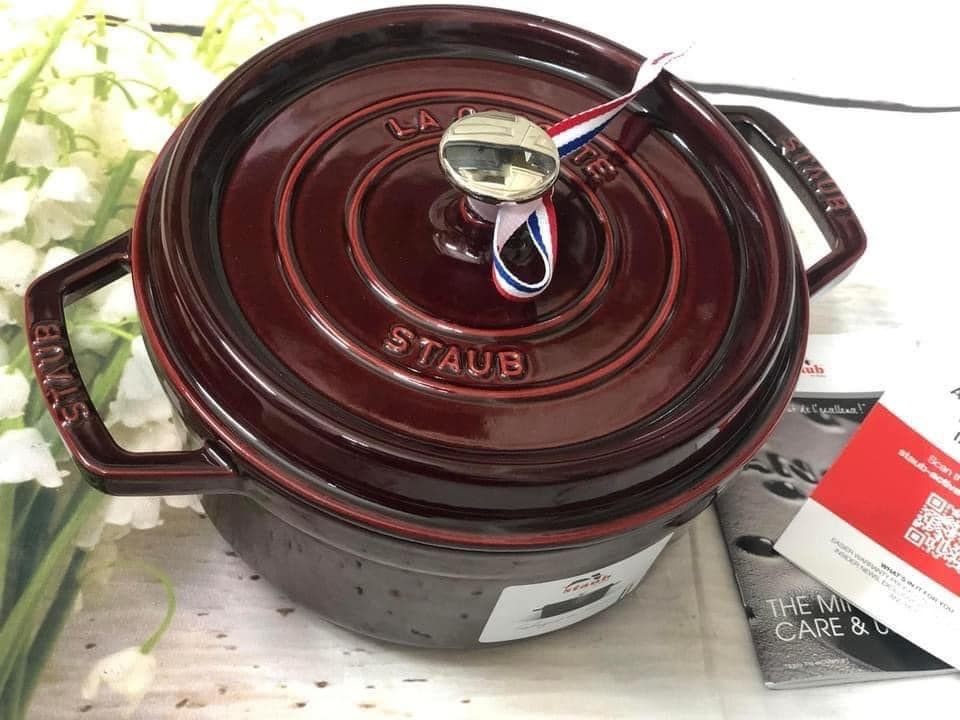 Nồi gang 24cm màu mận chín Staub Round Cocotte Grenadine 40509-357-00.jpeg