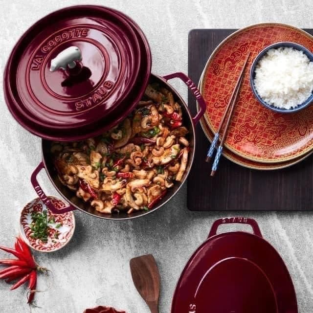 Nồi gang 24cm màu mận chín Staub Round Cocotte Grenadine 40509-357-02.jpeg