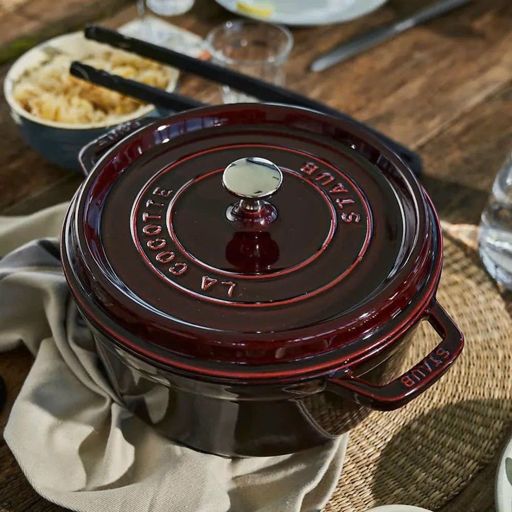 Nồi gang 24cm màu mận chín Staub Round Cocotte Grenadine 40509-357-03.jpeg