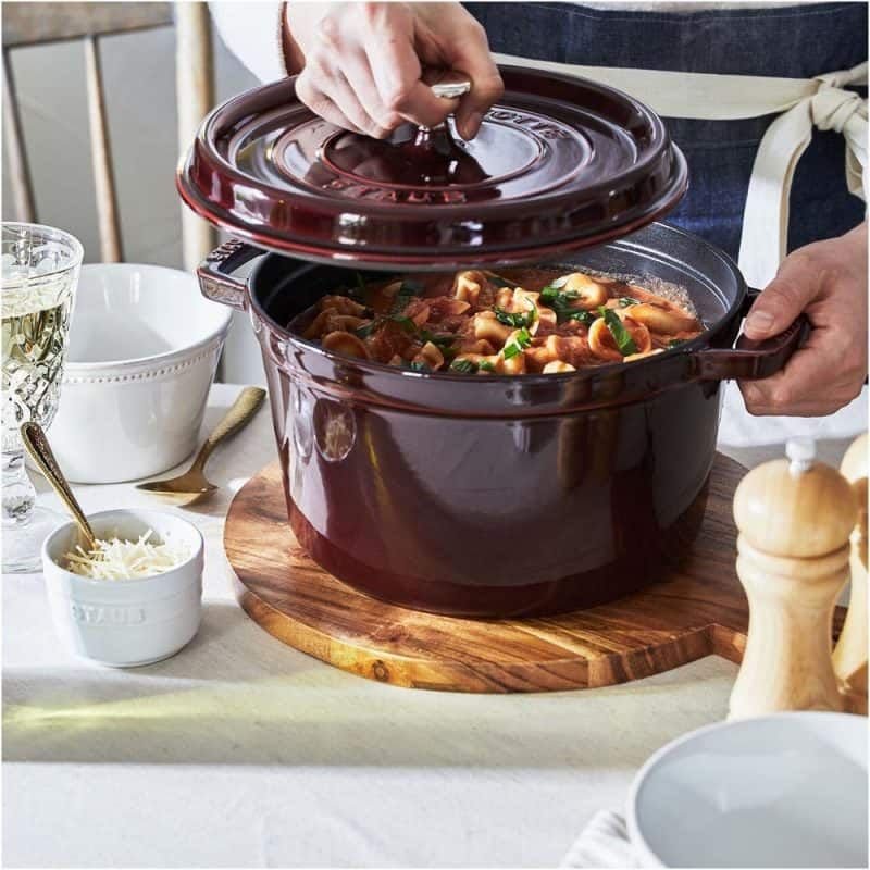 Nồi gang 24cm màu mận chín Staub Round Cocotte Grenadine 40509-357-010.jpeg