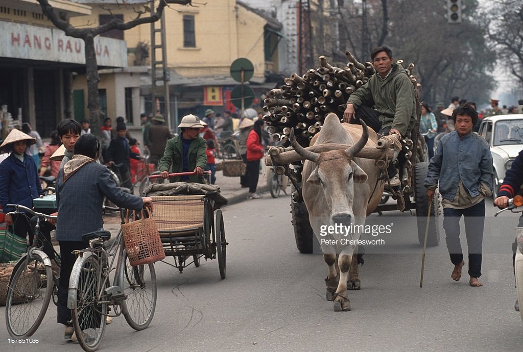 Hanoi-1992-Peter-Charlesworth-02 cua nam.jpg