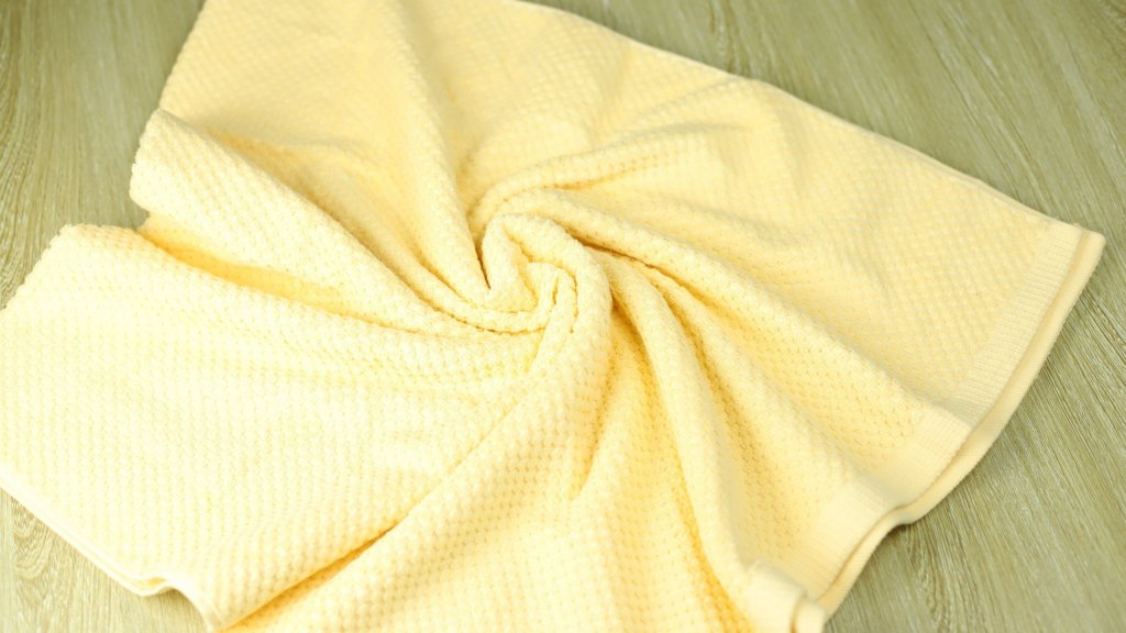 Cận chất khăn tắm yellow 70x140cm.jpg
