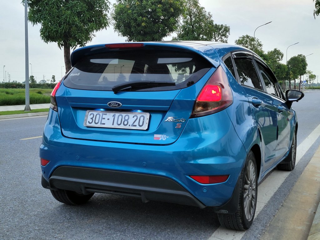 Ford Fiesta 2015 (4).jpg