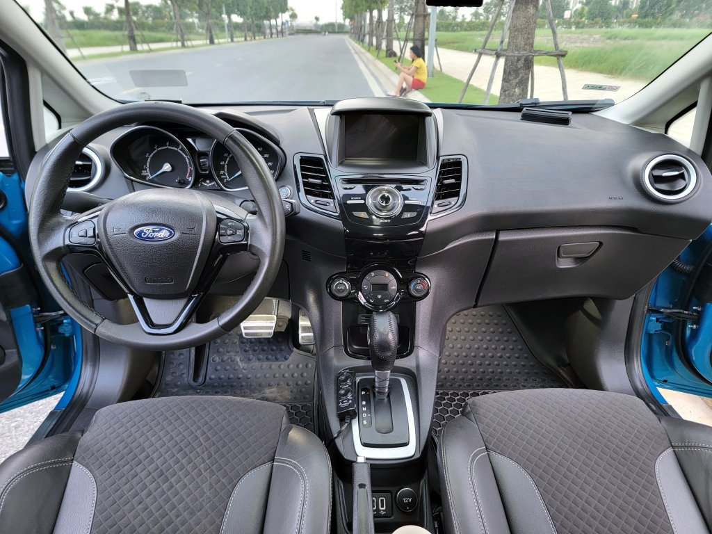 Ford Fiesta 2015 (8).jpg