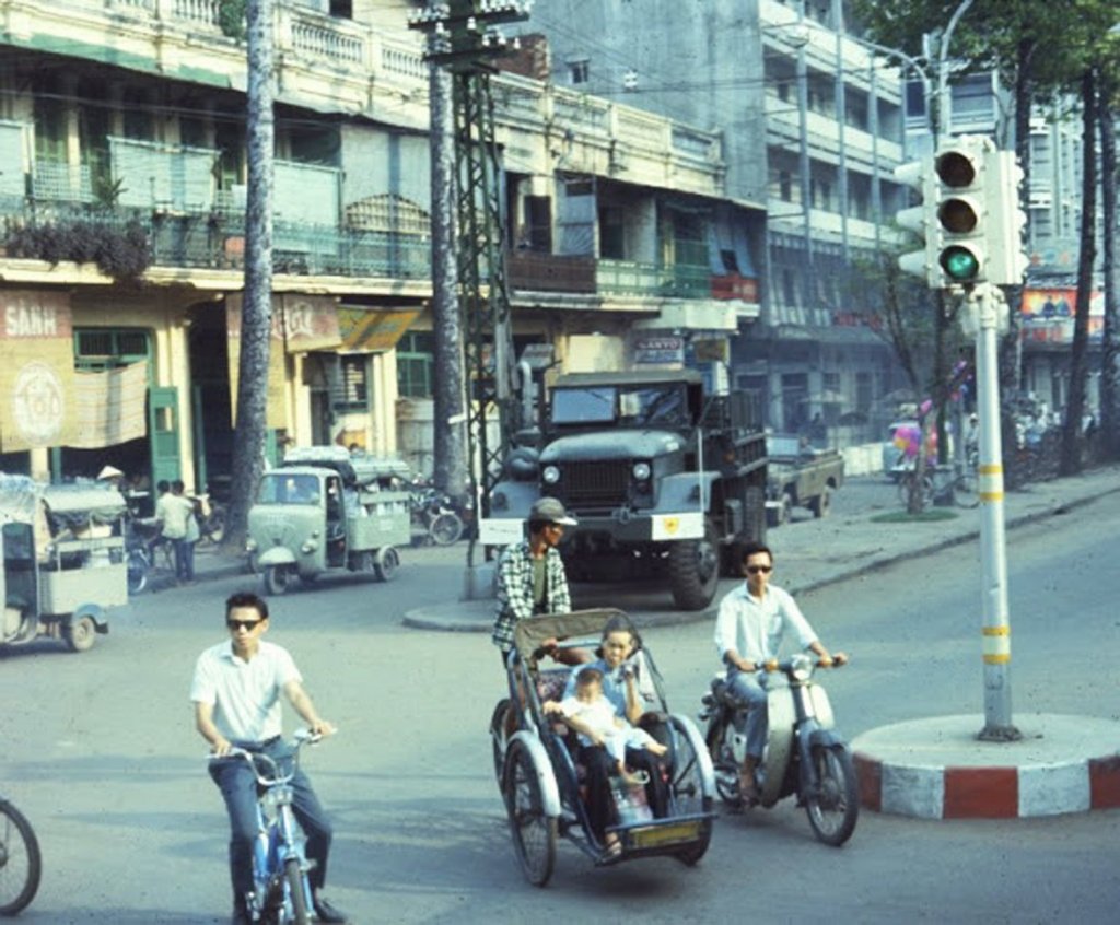 nhung-hinh-anh-thu-vi-ve-giao-thong-o-sai-gon-nam-1969_60e3be3c63a5b.jpeg