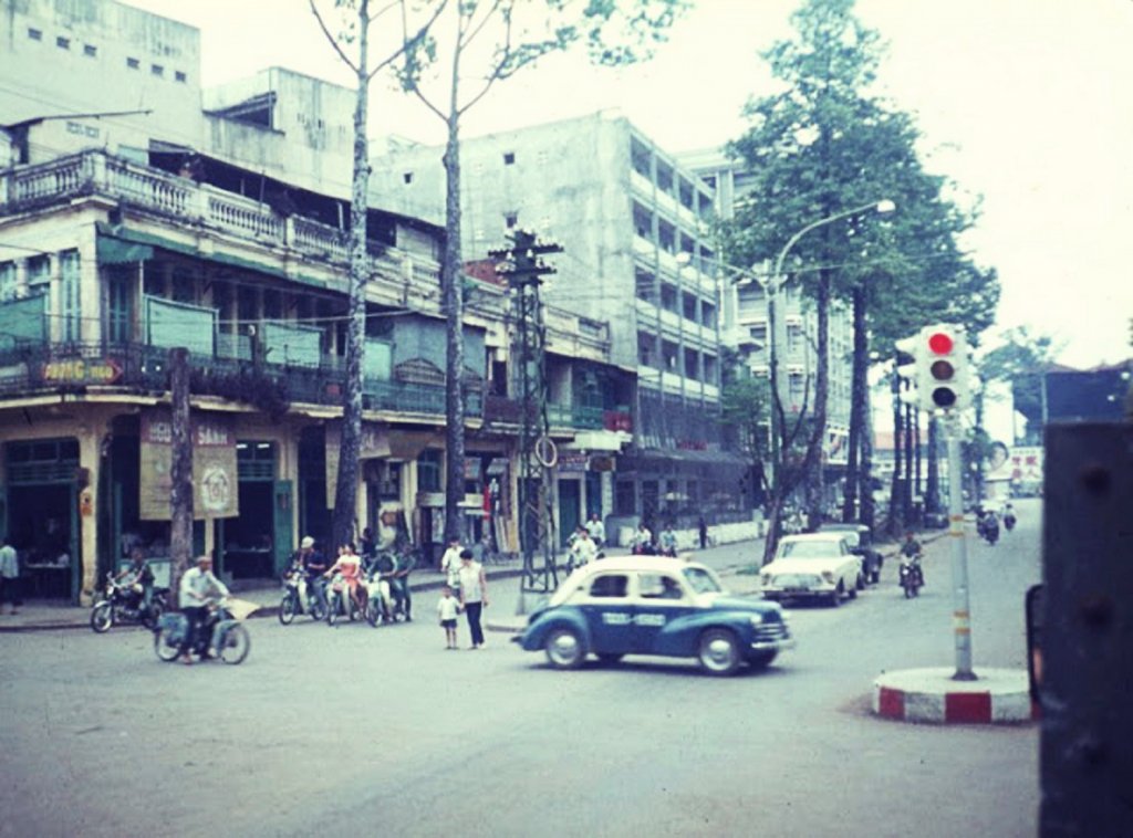 nhung-hinh-anh-thu-vi-ve-giao-thong-o-sai-gon-nam-1969_60e3be307b39c.jpeg