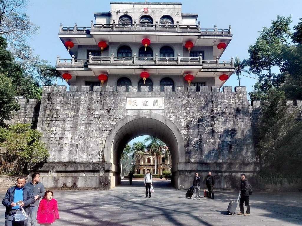 1440px-The_main_gate_of_Friendship_Pass_in_China.jpg