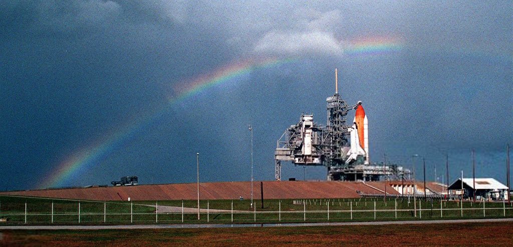 STS-88 Endeavour (2).jpg