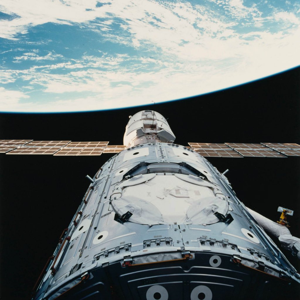 STS-88 Endeavour (21).jpg