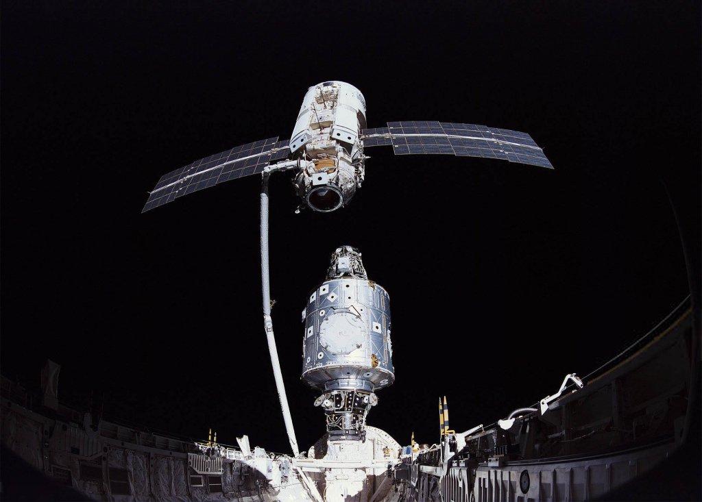 STS-88 Endeavour (24).jpg